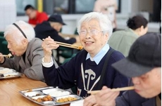 四川绵阳： 社区高龄老人免费享餐食